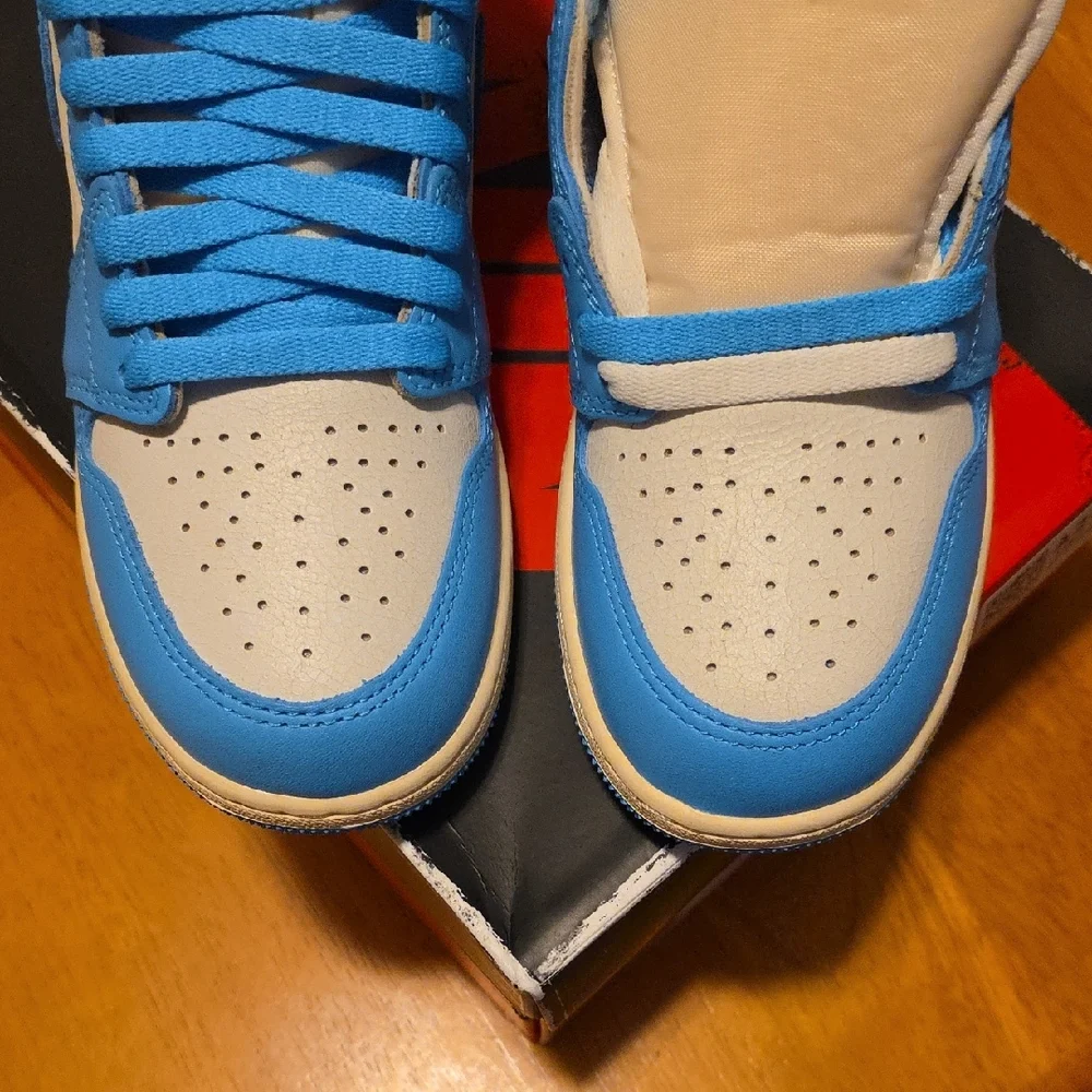 Nike Air High-Tops in Blue and White - Picture 8 of 8